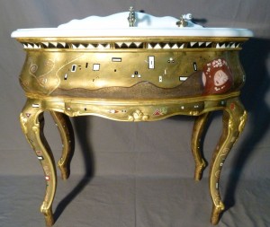 Meuble vasque doré et peint à la manière de Gustav Klimt