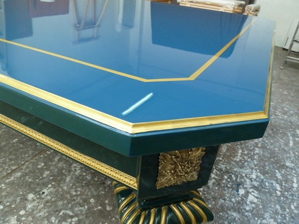 Table en laque bleue à liserés dorés