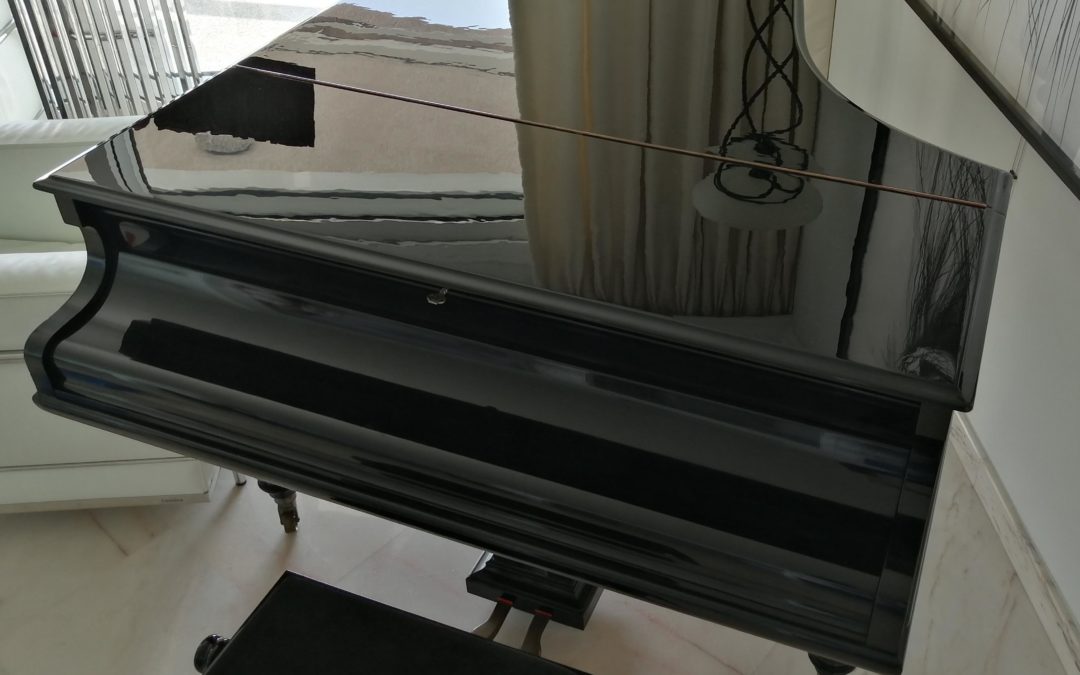 Piano Steinway – Restauration et re-laquage du plateau