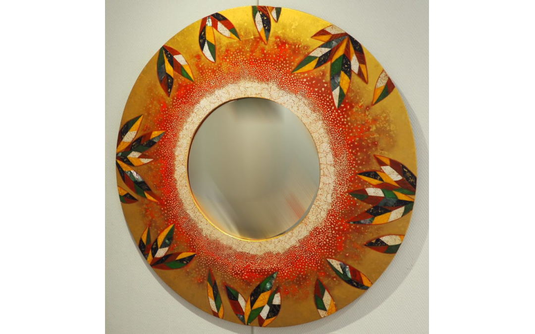 Miroir composé de laque matiéré puis doré à l’or 24cts avec incrustations de coquilles d’œufs, de nacres et copeaux d’or (diamètre:80cm)